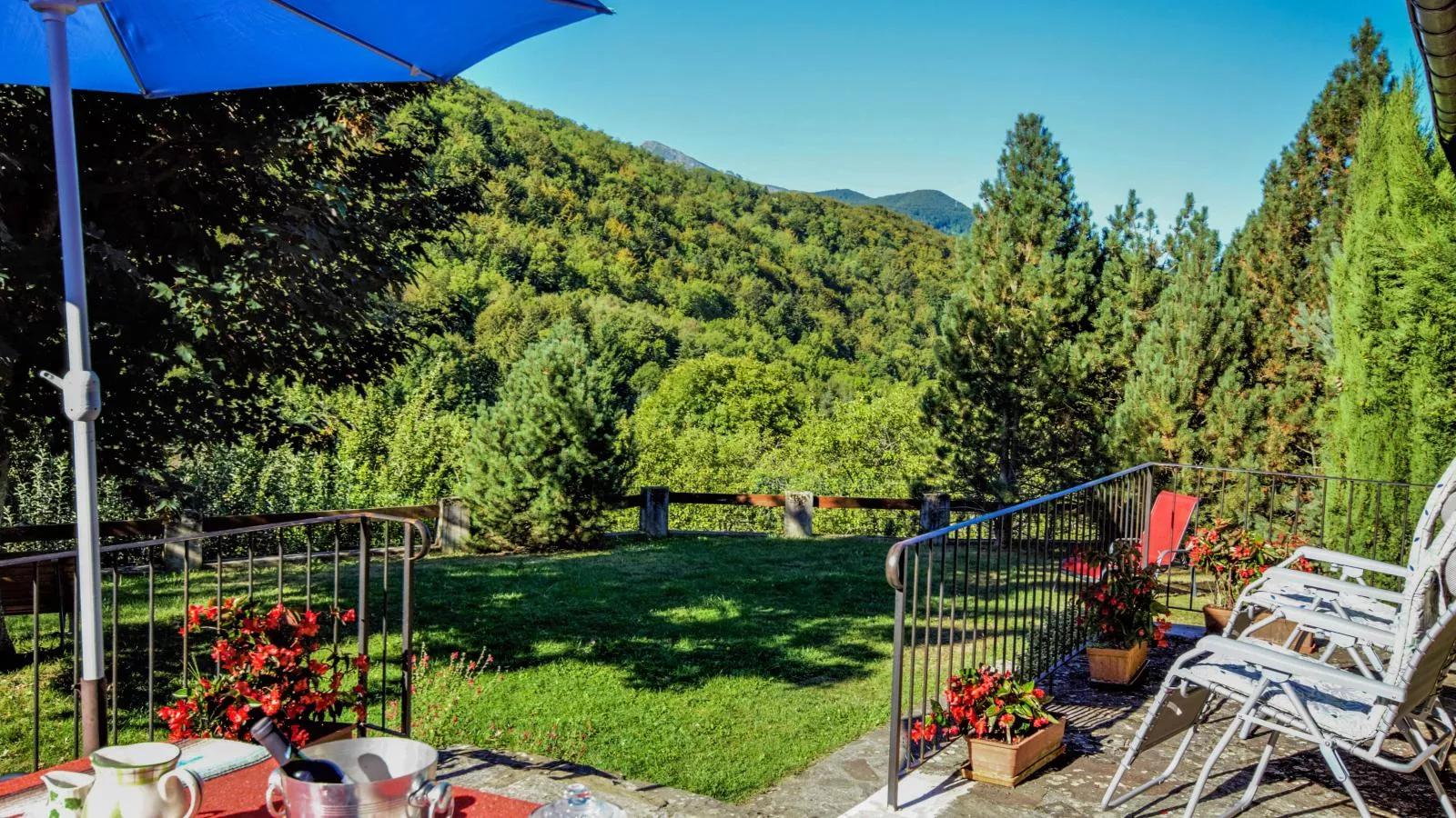 Gite des Kathares-Uitzicht zomer