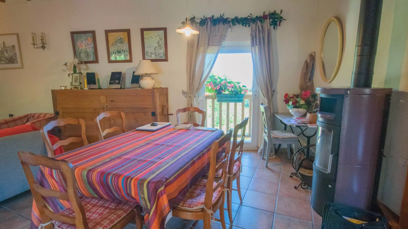 Gite des Kathares-Eetkamer