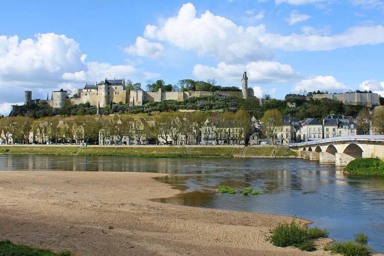 Vakantiehuis in Chinon met balkon of terras-Gebieden zomer 1km