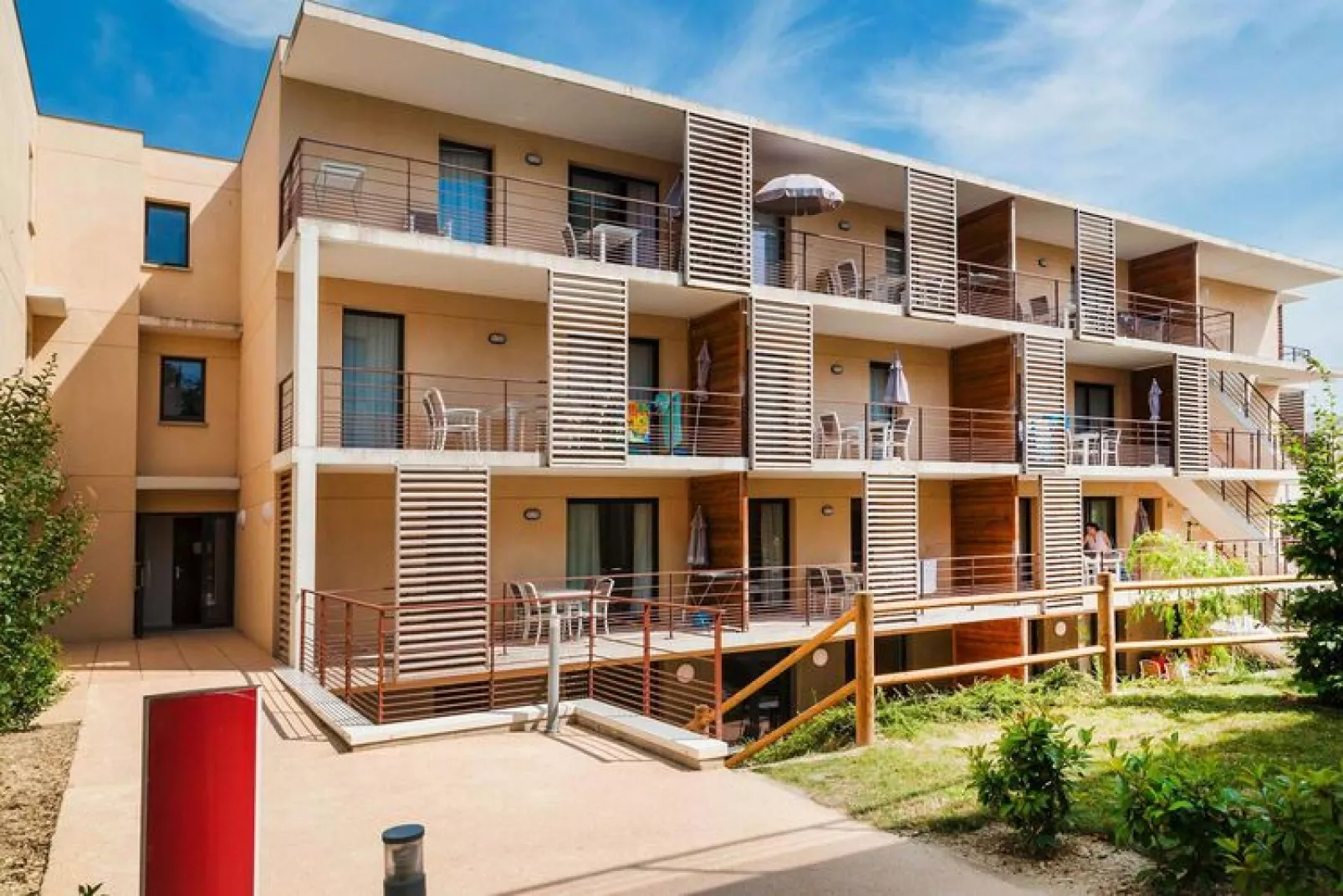 Vakantiehuis in Chinon met buitenzwembad-Buitenkant zomer