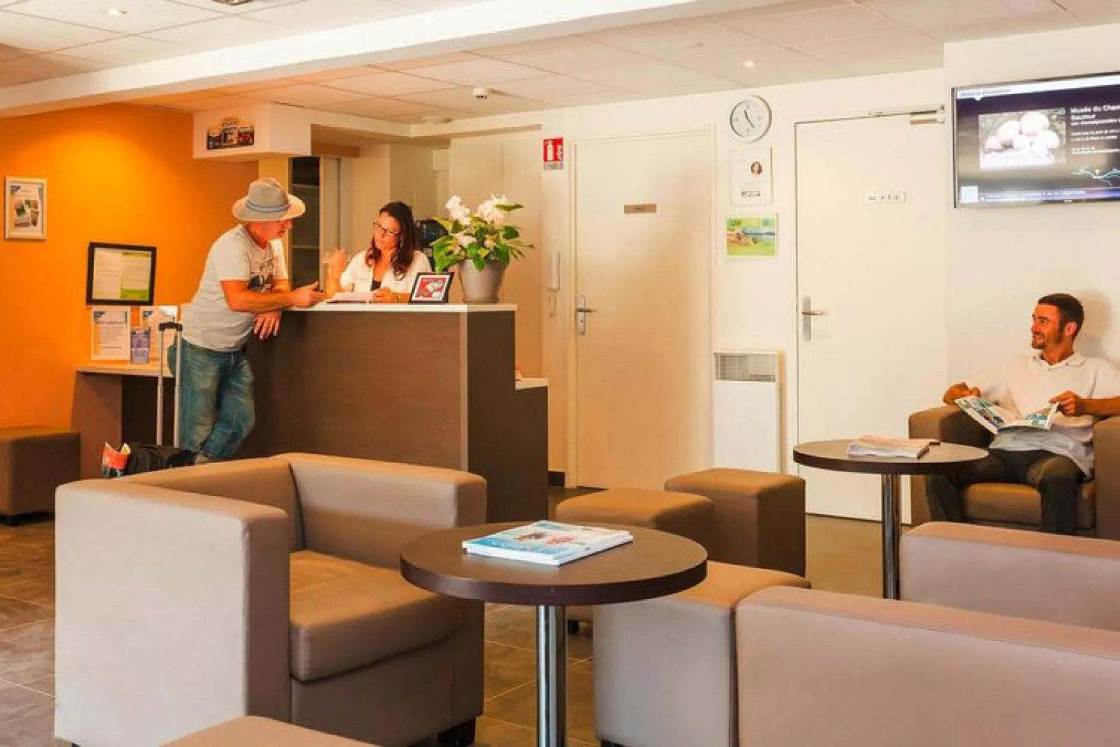 Vakantiehuis in Chinon met buitenzwembad-Hal-ontvangst