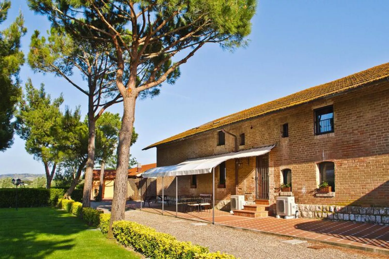 Fattoria San Lorenzo Grosseto EGOG Casa Livia oder Pozzino Trilo Superior-Buitenkant zomer