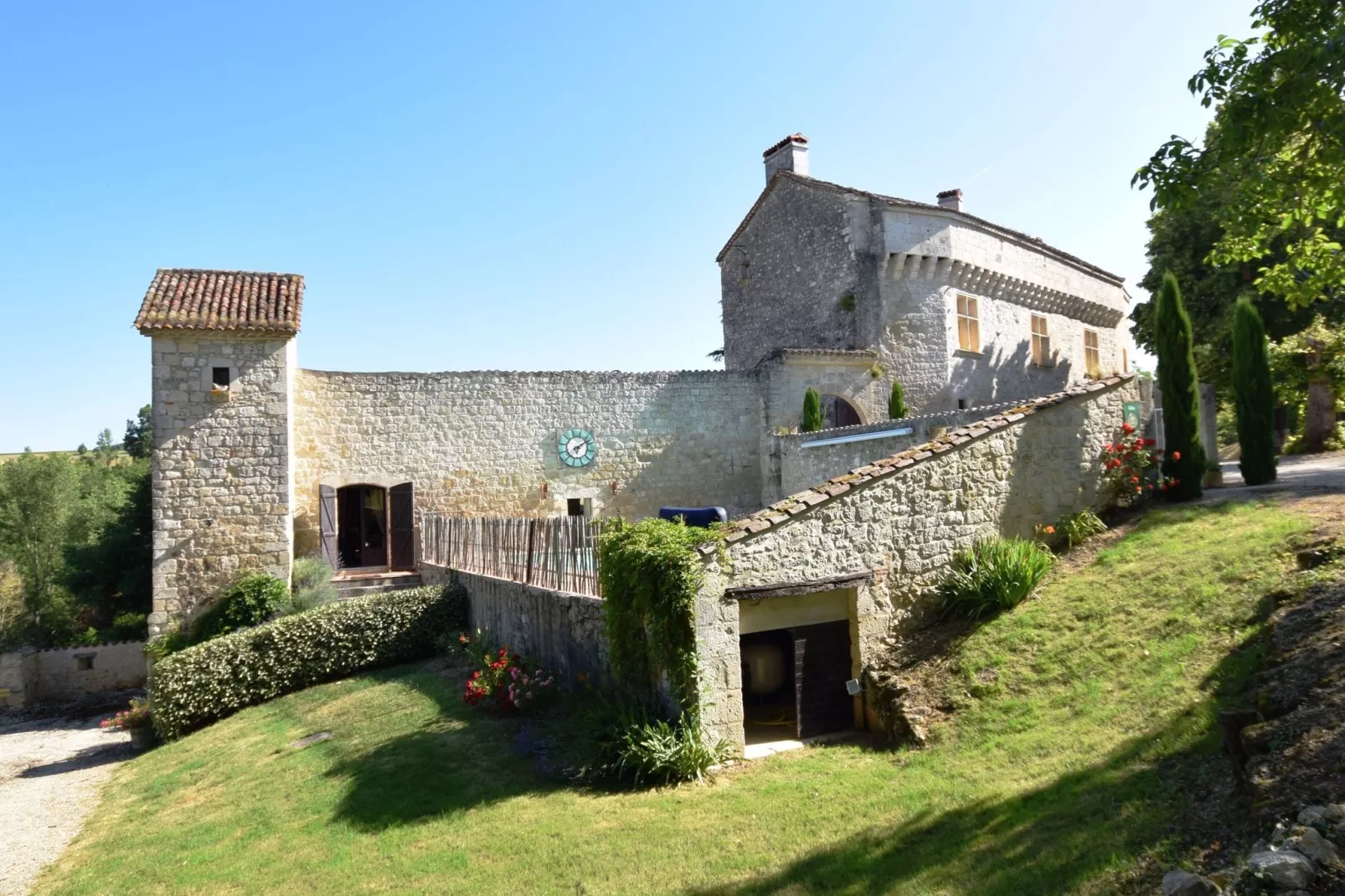 Chateau de Plèneselve 26P-Buitenkant zomer