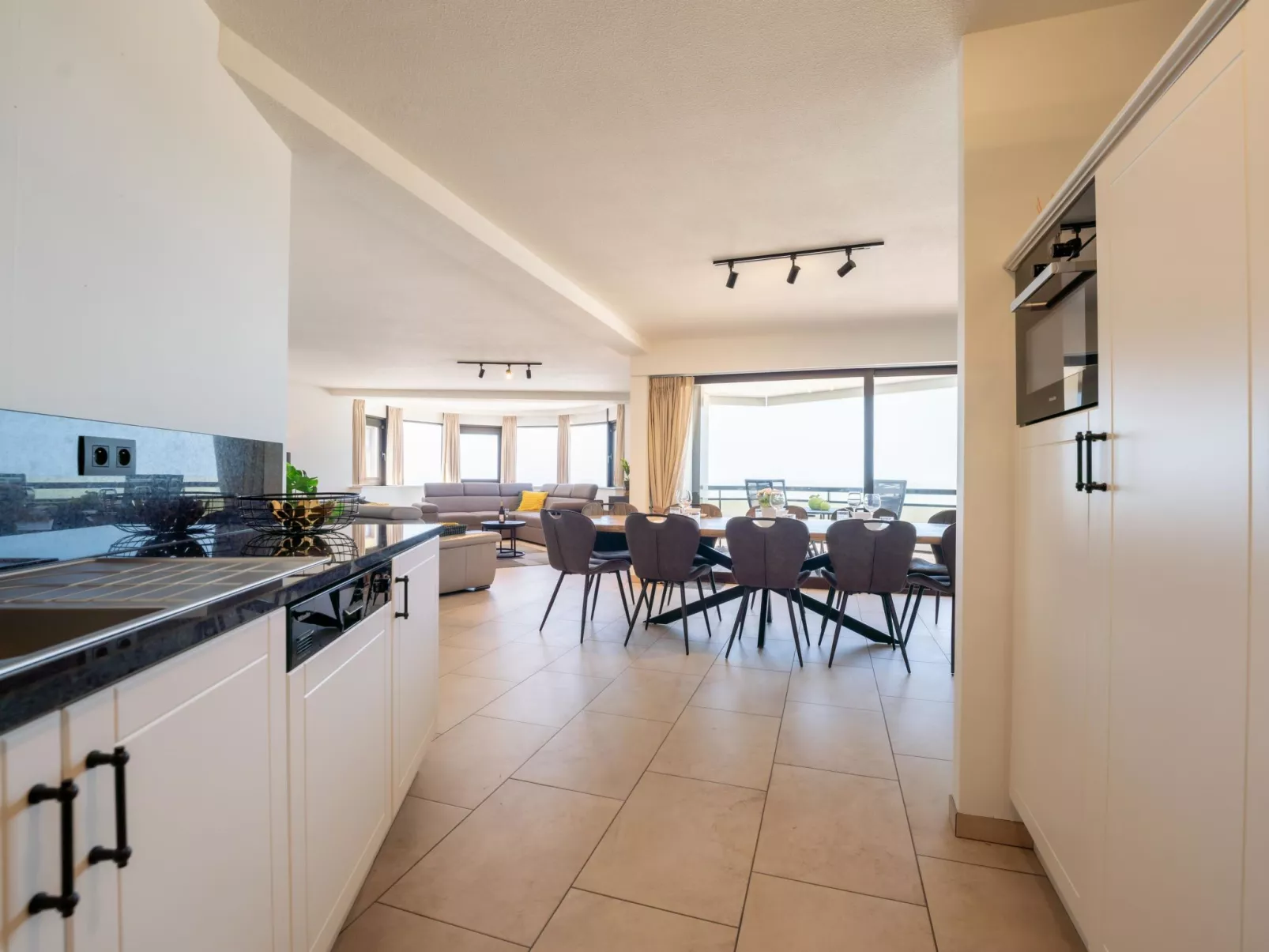 Aqua Vista with parking and seaview-Binnen