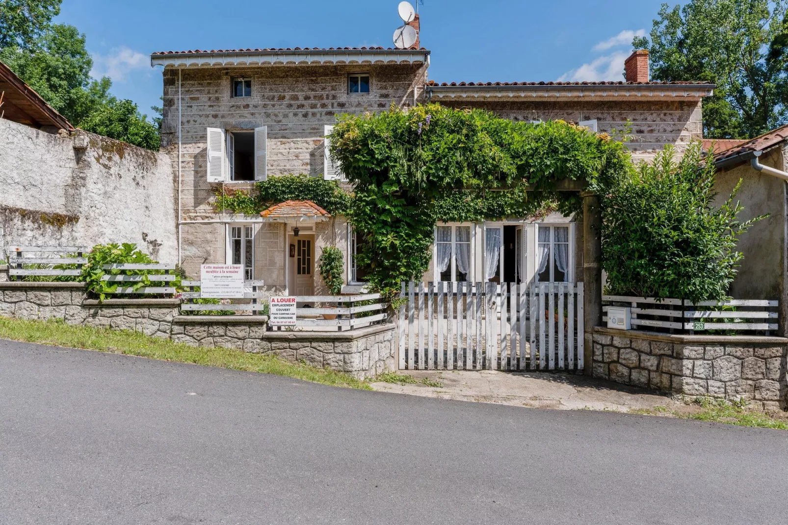 Maison de vacances - Soleymieux-Buitenkant zomer
