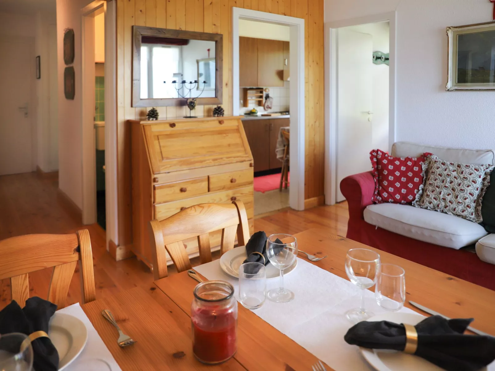 Europa Est 2 / APT 83-Binnen