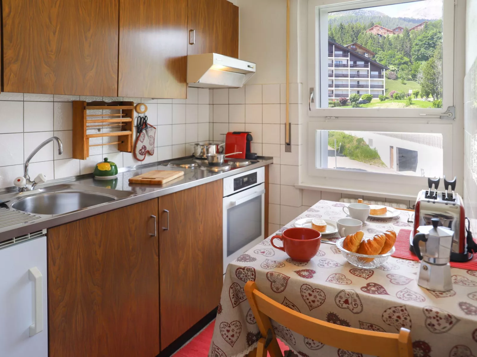 Europa Est 2 / APT 83-Binnen