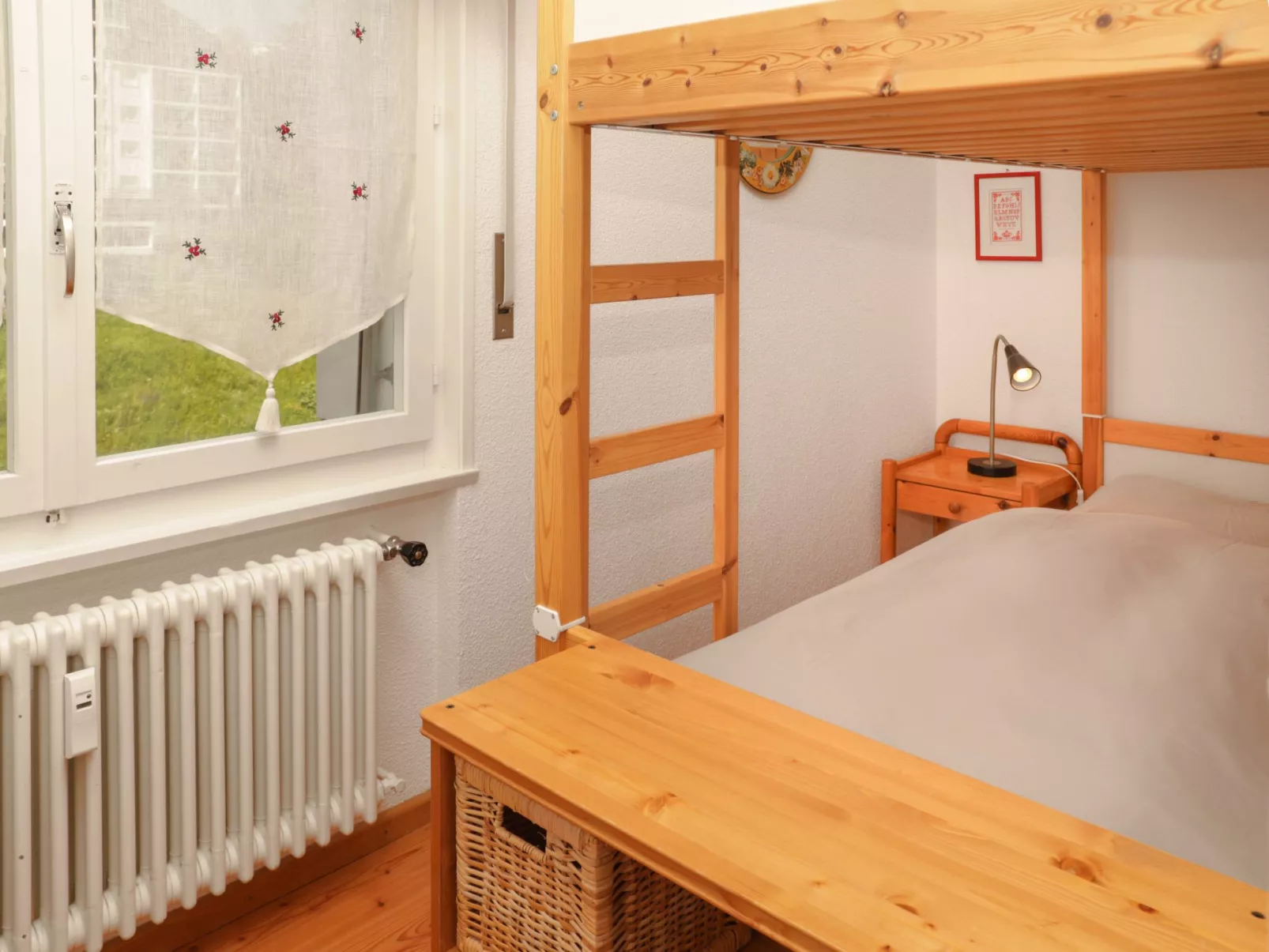 Europa Est 2 / APT 83-Binnen