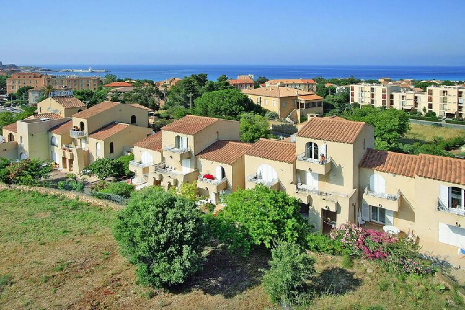 Apartments Motel Le Vieux Moulin Ile Rousse // 2pc4 -Apt 4 pers rez-de-chaussée-Buitenkant zomer