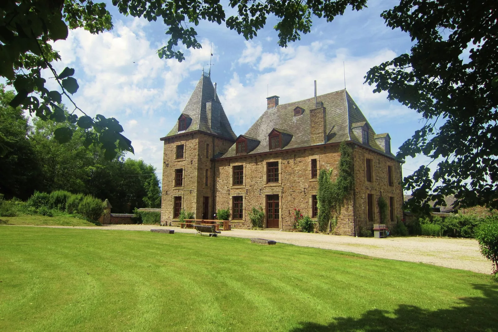 Castel Bodeux-Buitenkant zomer