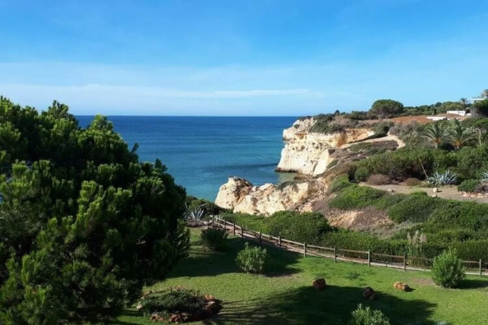 Reihenhaus in Armação de Pêra // Casa Ninho