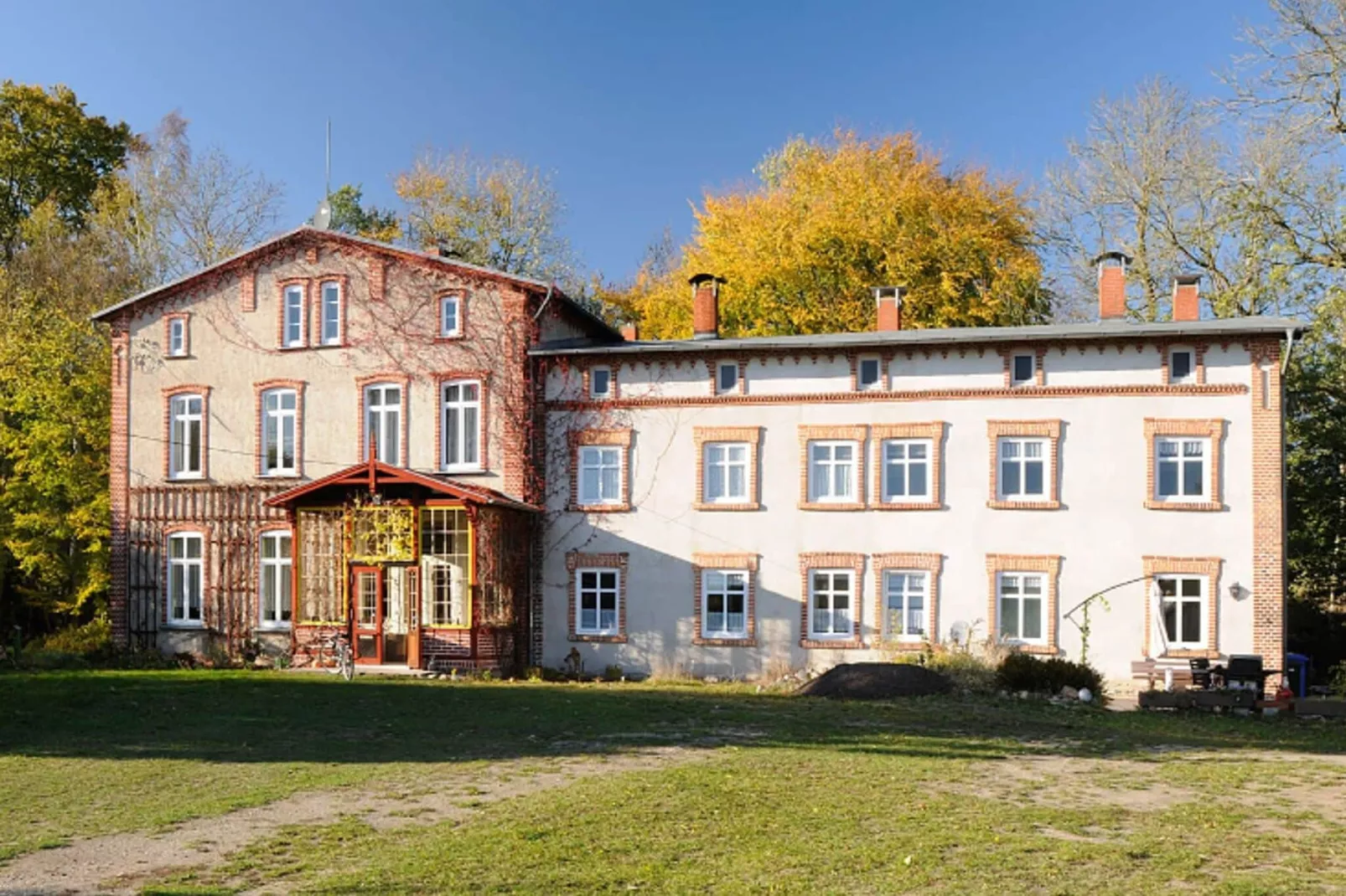Wohnen im Gutshaus-Buitenkant zomer