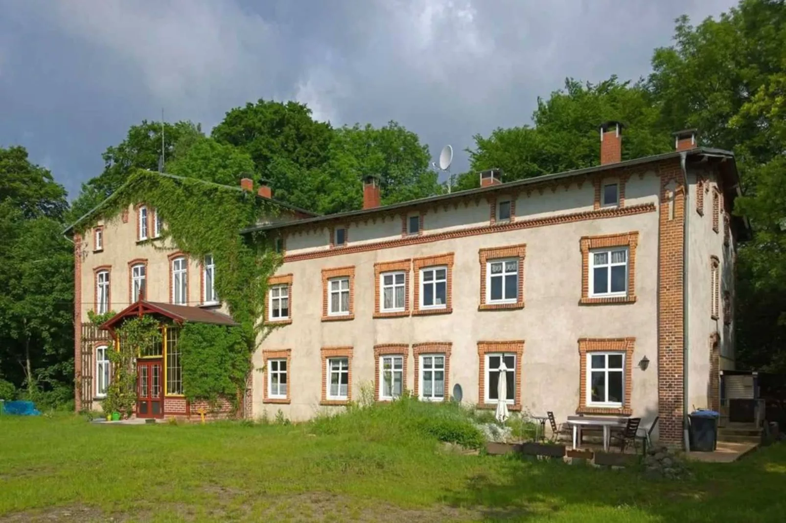 Wohnen im Gutshaus-Buitenkant zomer