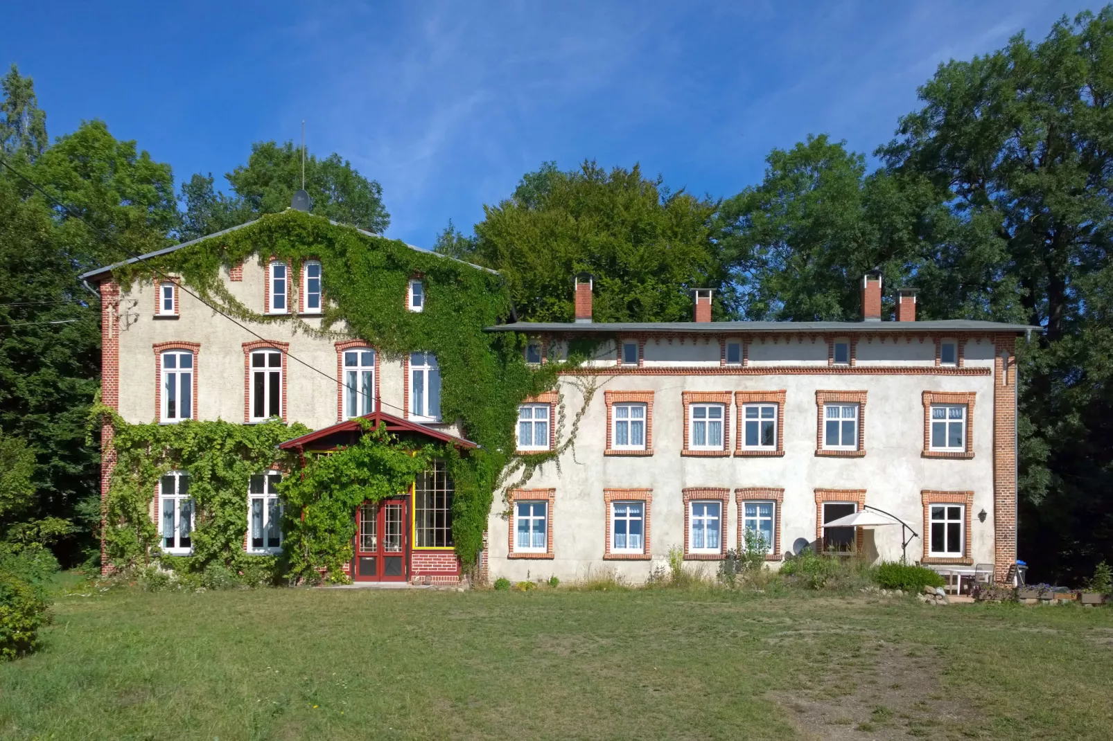 Wohnen im Gutshaus-Buitenkant zomer