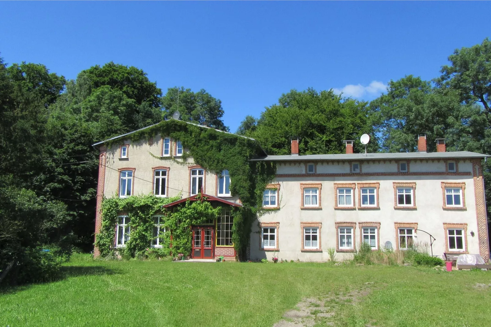 Wohnen im Gutshaus-Buitenkant zomer