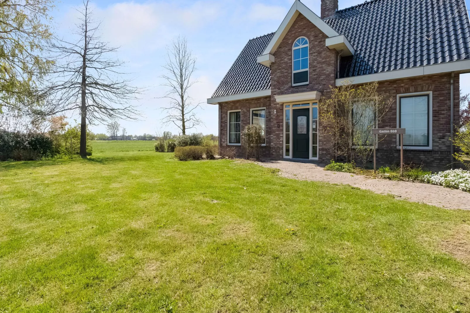 De Genderense Hoeve-Buitenkant zomer