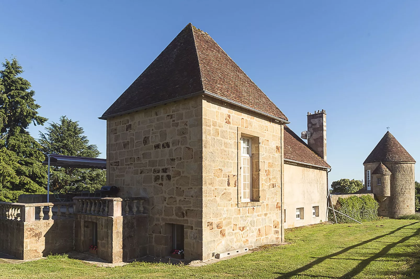 Manoir avec piscine privée-Buitenkant zomer