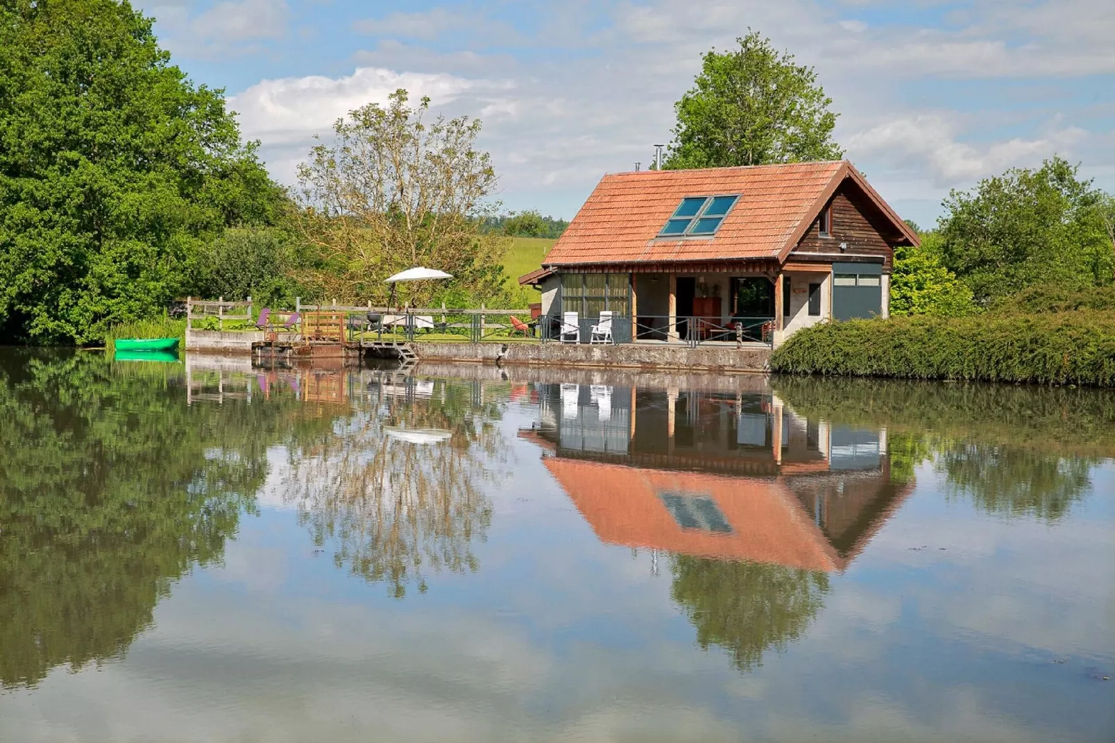 Gîte "Au bord de l'Eau "-Buitenkant zomer