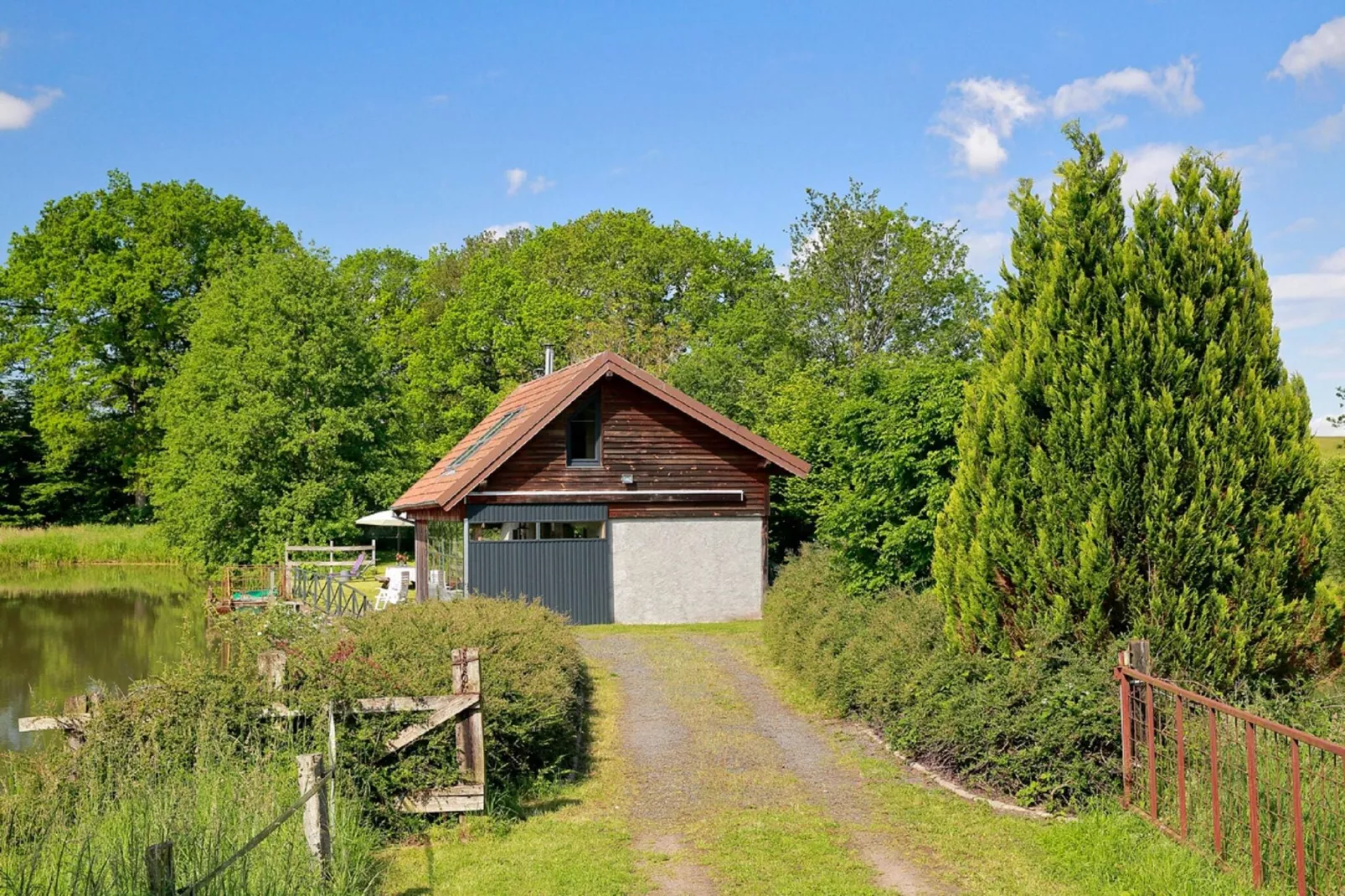Gîte "Au bord de l'Eau "-Buitenkant zomer