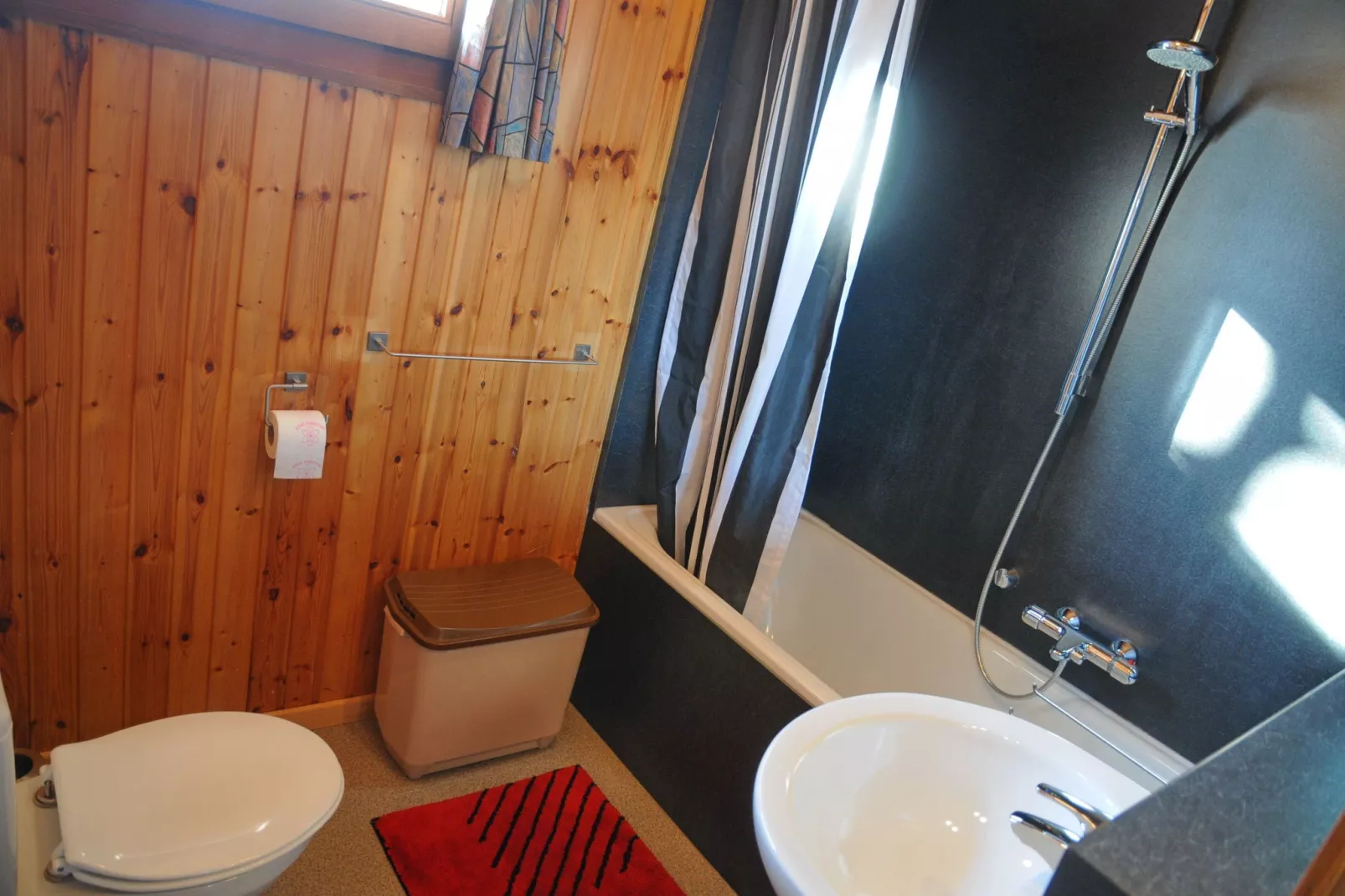 Le Bochetay 12-Badkamer