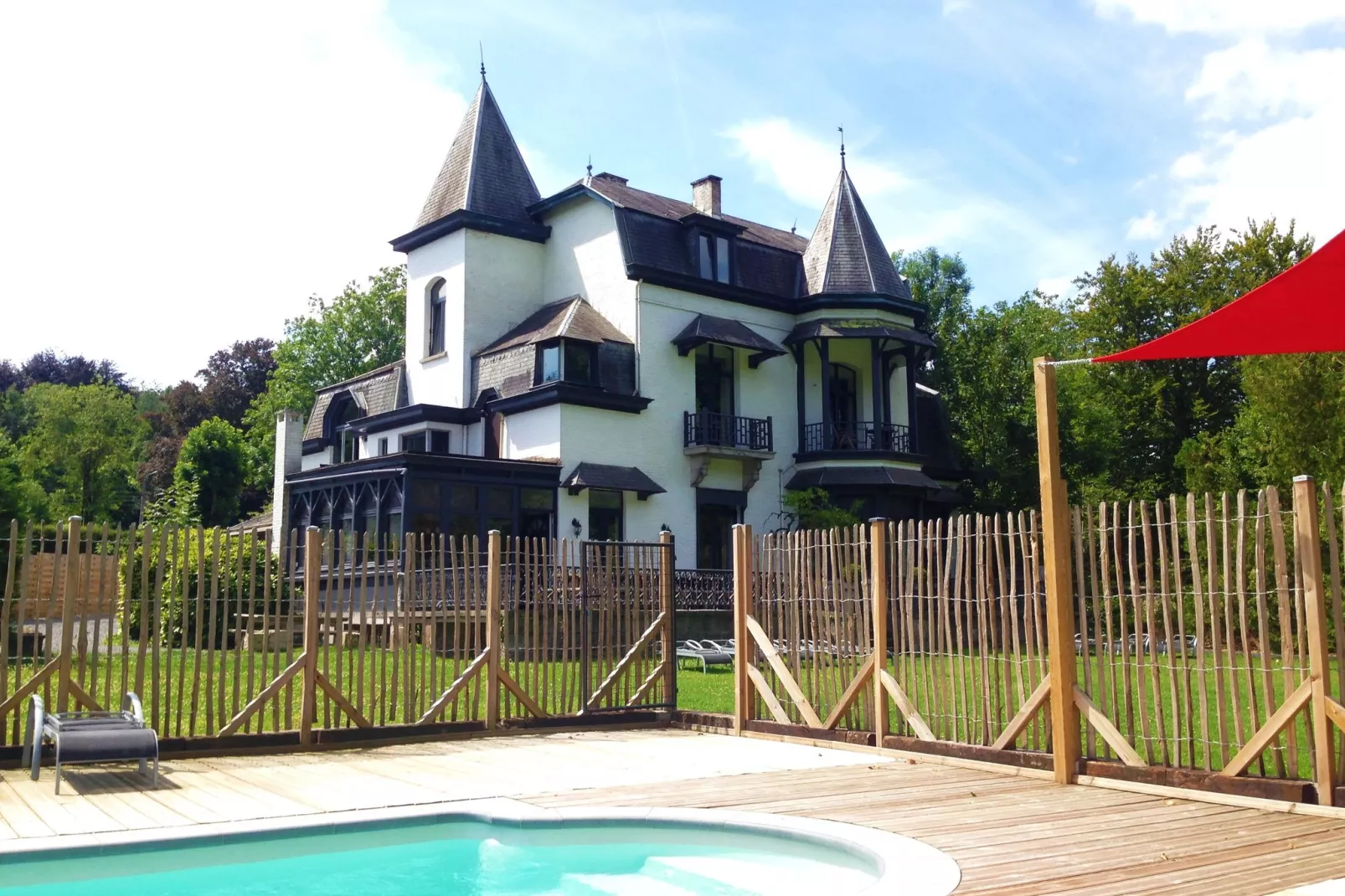 Le Manoir-Buitenkant zomer