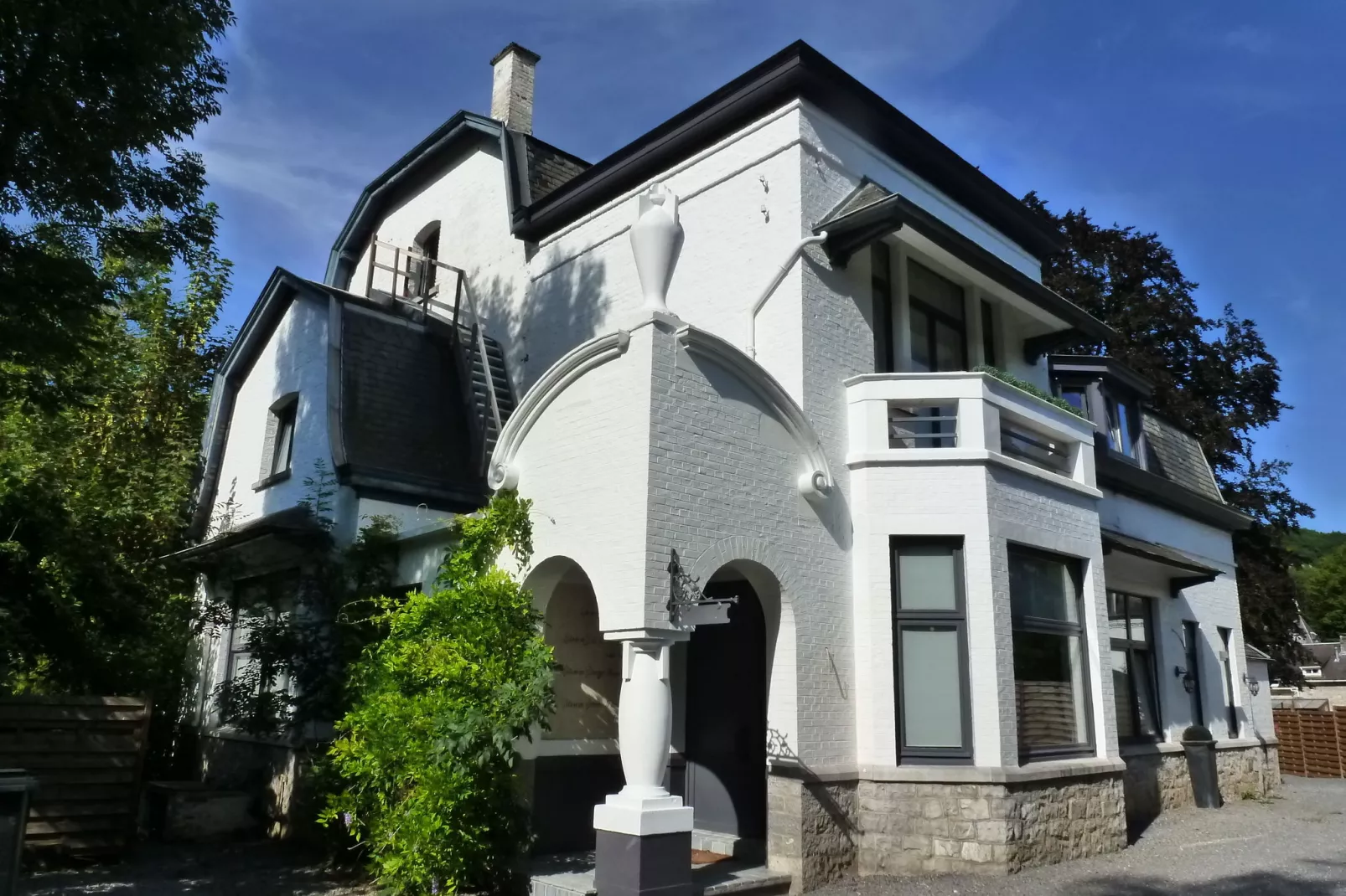 Le Manoir-Buitenkant zomer