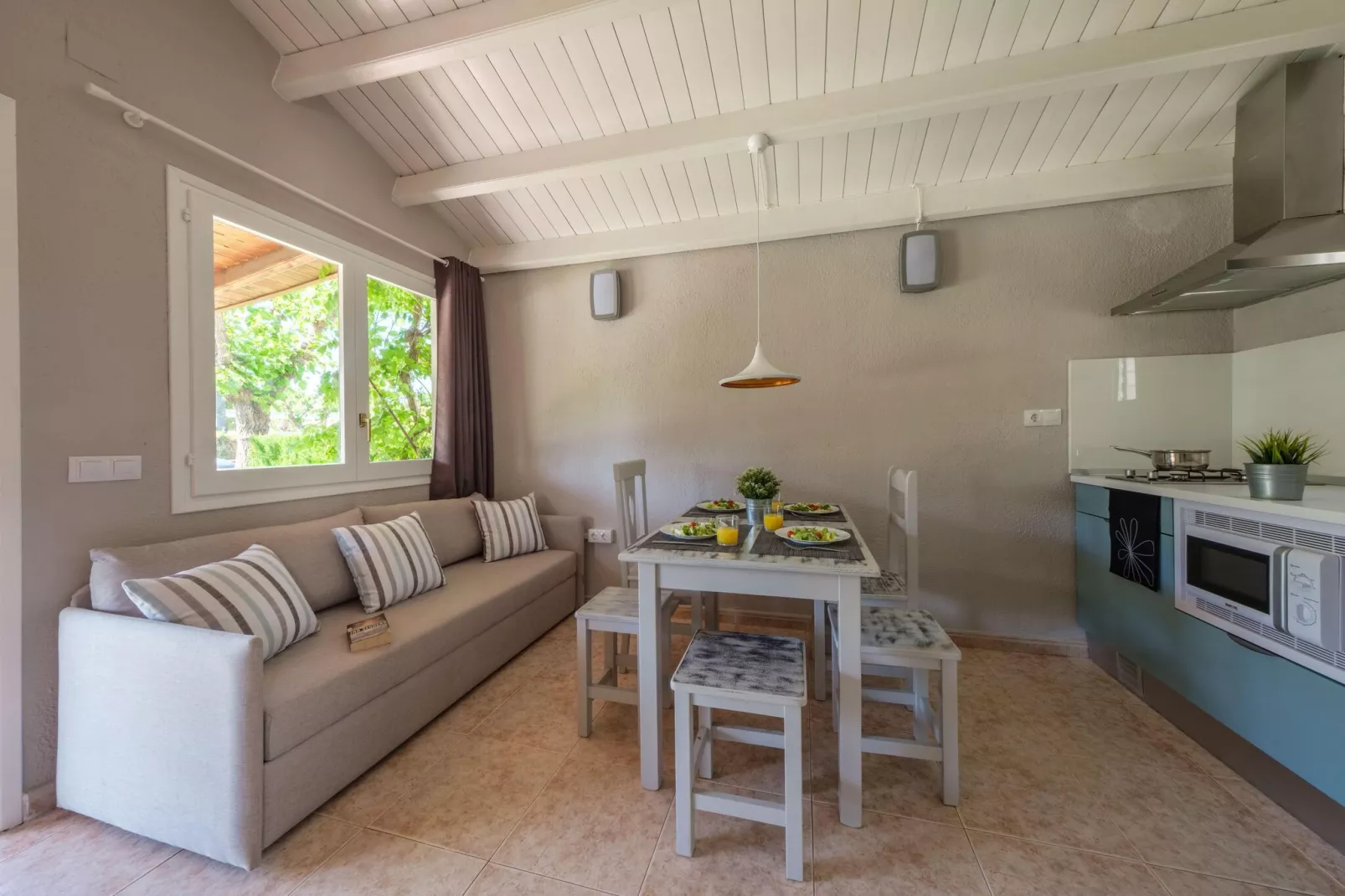 CAMPING ESTIVAL VENDRELL PLATJA BUNGALOW 4 STANDARD-Woonkamer