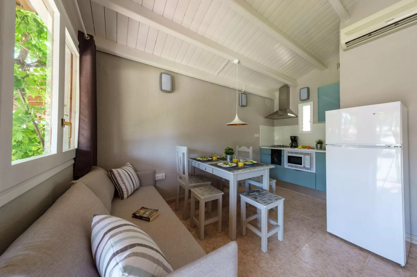 CAMPING ESTIVAL VENDRELL PLATJA BUNGALOW 4 STANDARD-Keuken