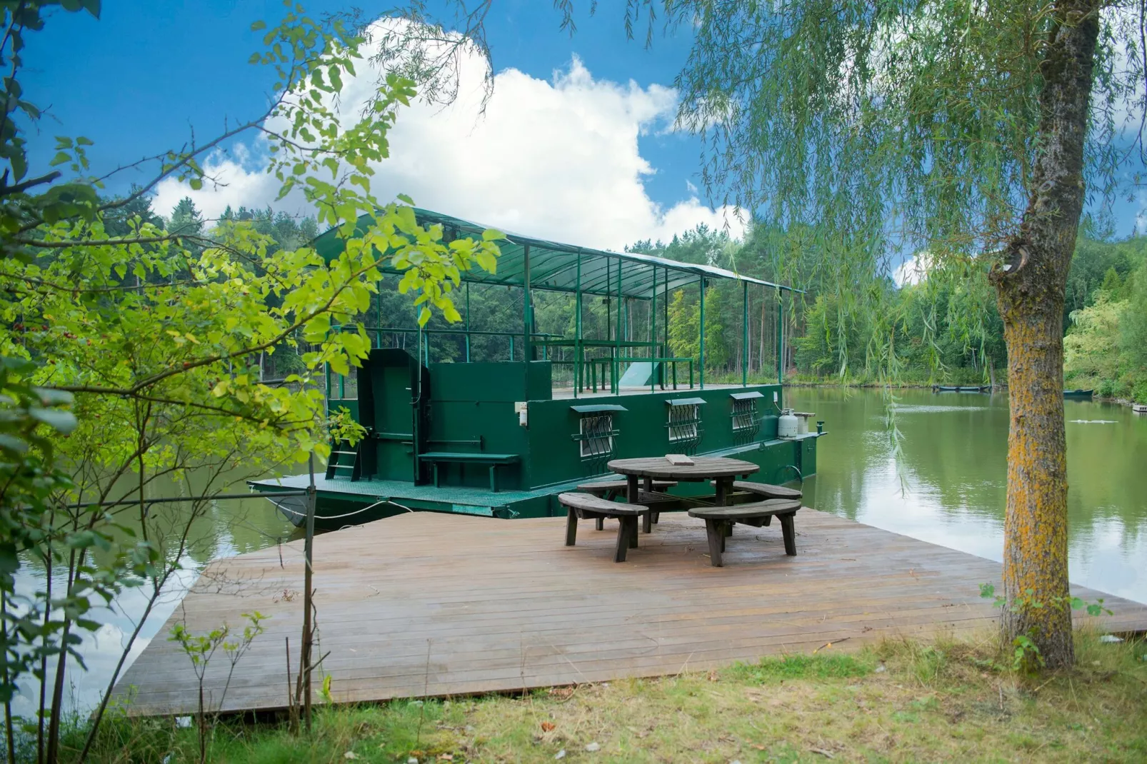 Le Bateau du Lac Privé-Buitenkant zomer