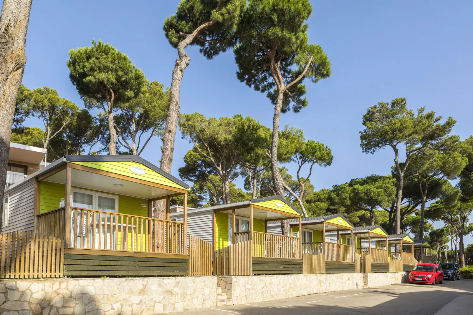 CAMPING INTERPALS Bungalow Garbi-Buitenkant zomer