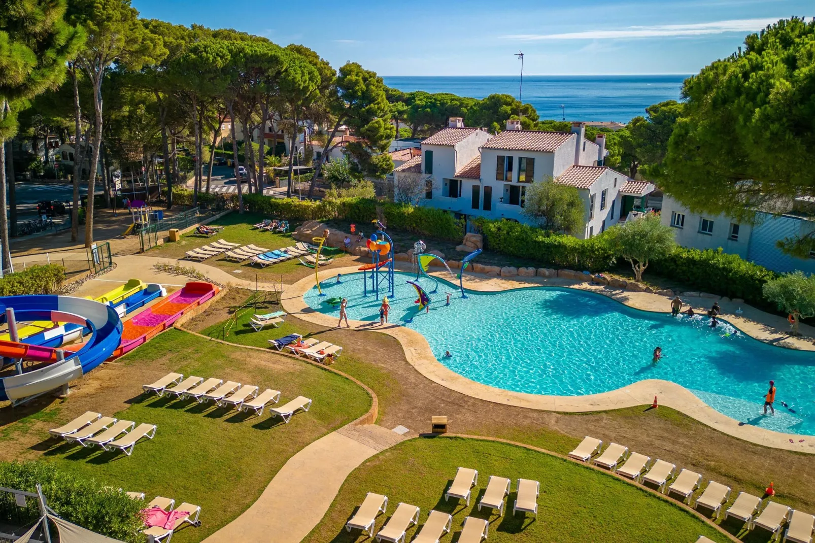 CAMPING INTERPALS Bungalow Garbi-Buitenkant zomer