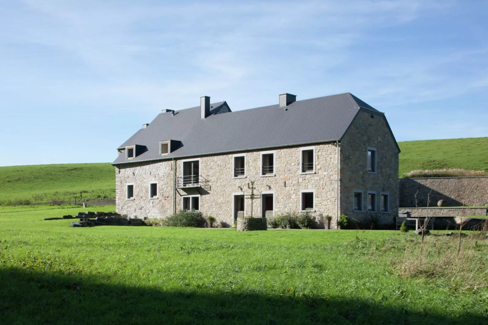 Le Moulin de Vaulx-Buitenkant zomer