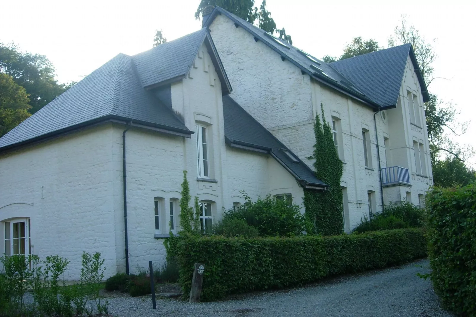 Le Grand Manoir d'Ostenne-Buitenkant zomer