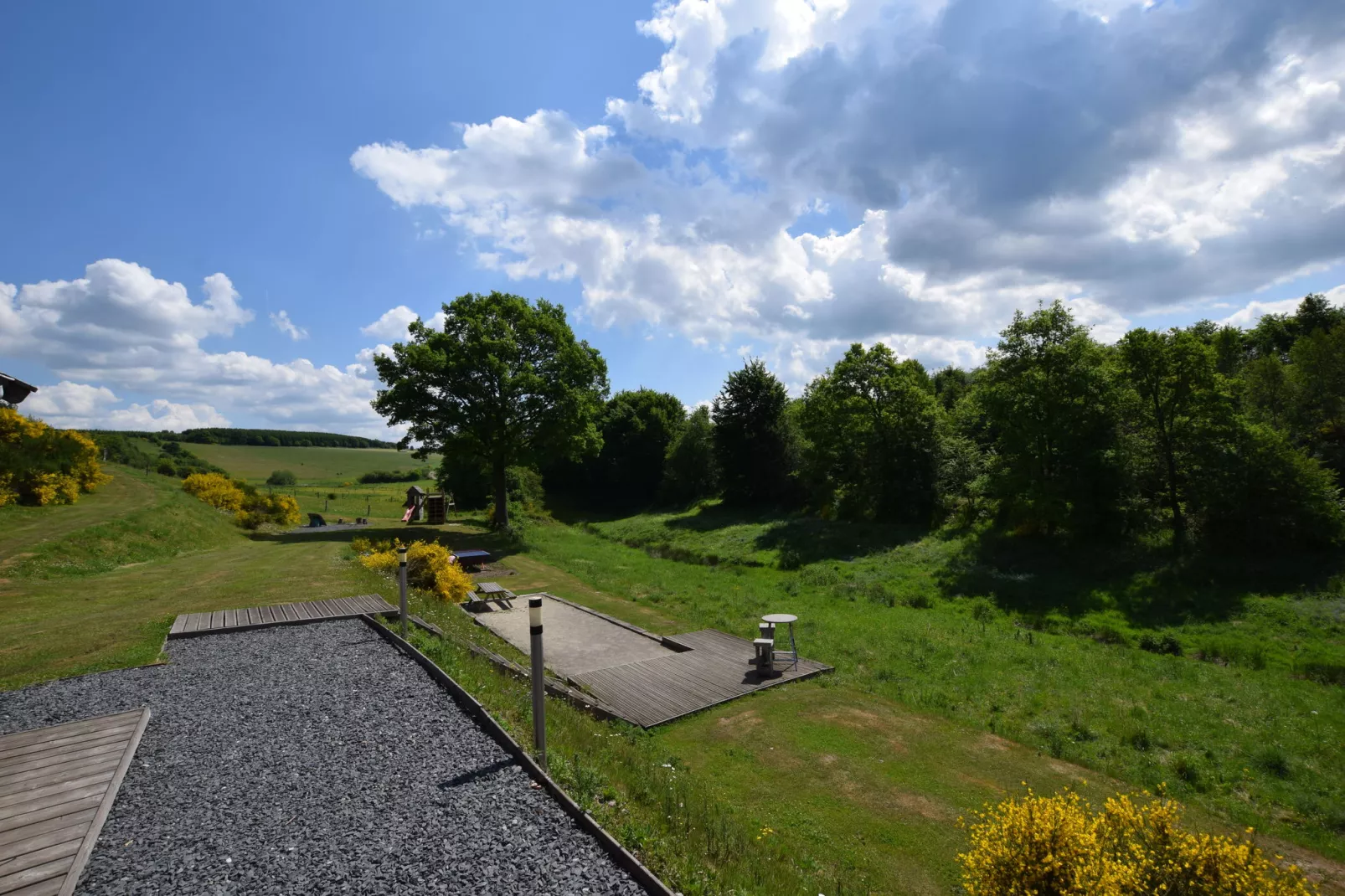 Le Lodge à 8 Brins-Uitzicht zomer