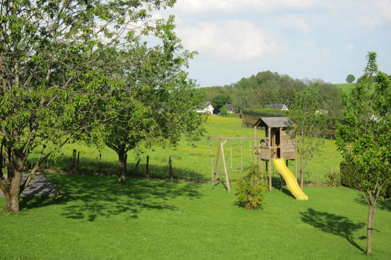 Gite du Courteroye 6 pax-Tuinen zomer