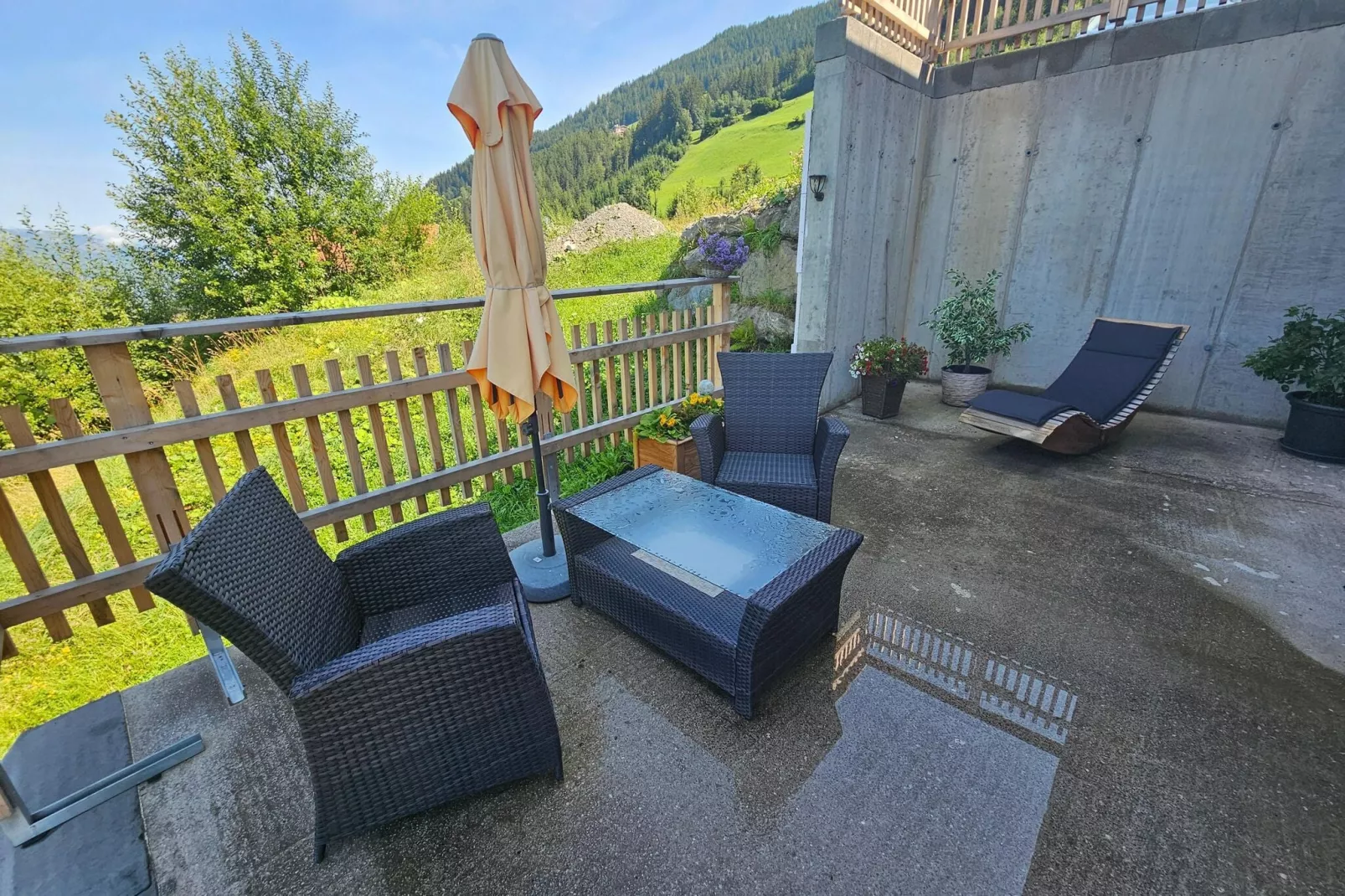 Alpblick Apart-Buitenkant zomer