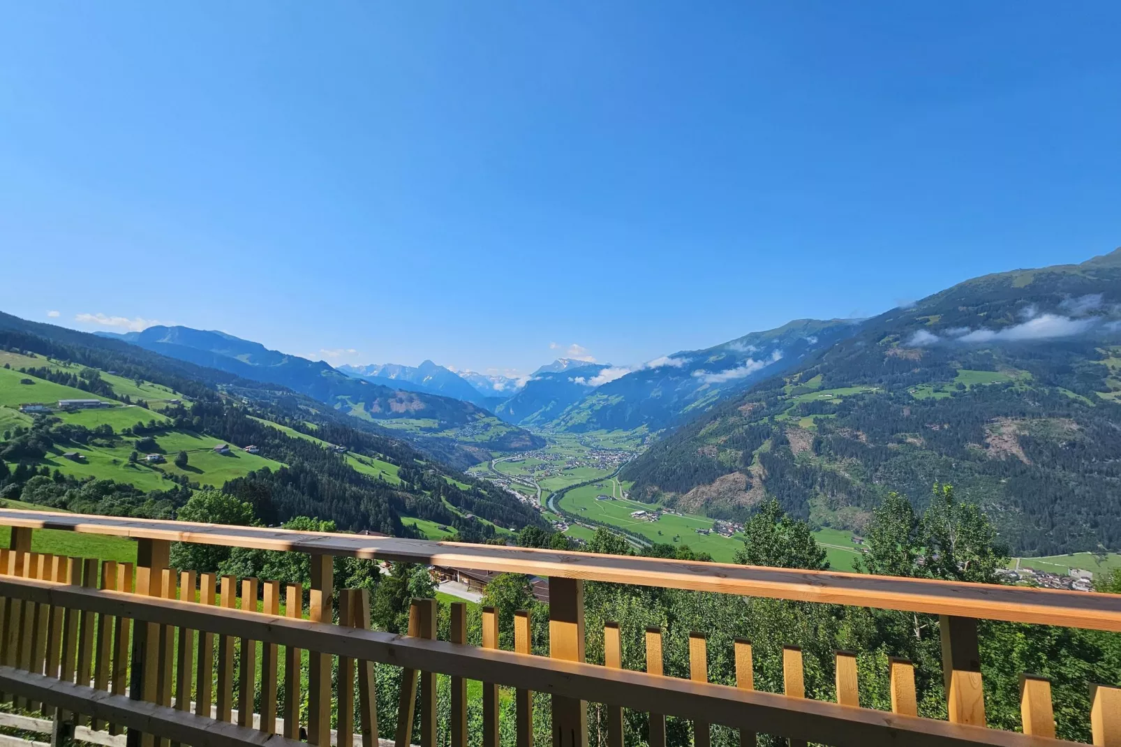Alpblick Apart-Buitenkant zomer
