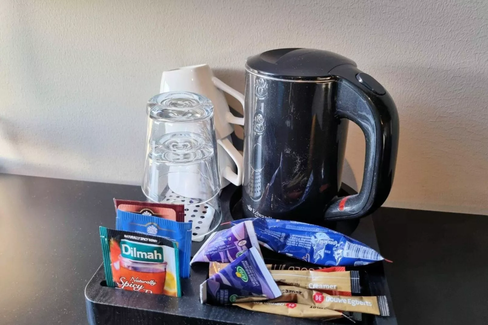 Mooie 4-sterrenhotelkamer met gratis ontbijt-Binnen