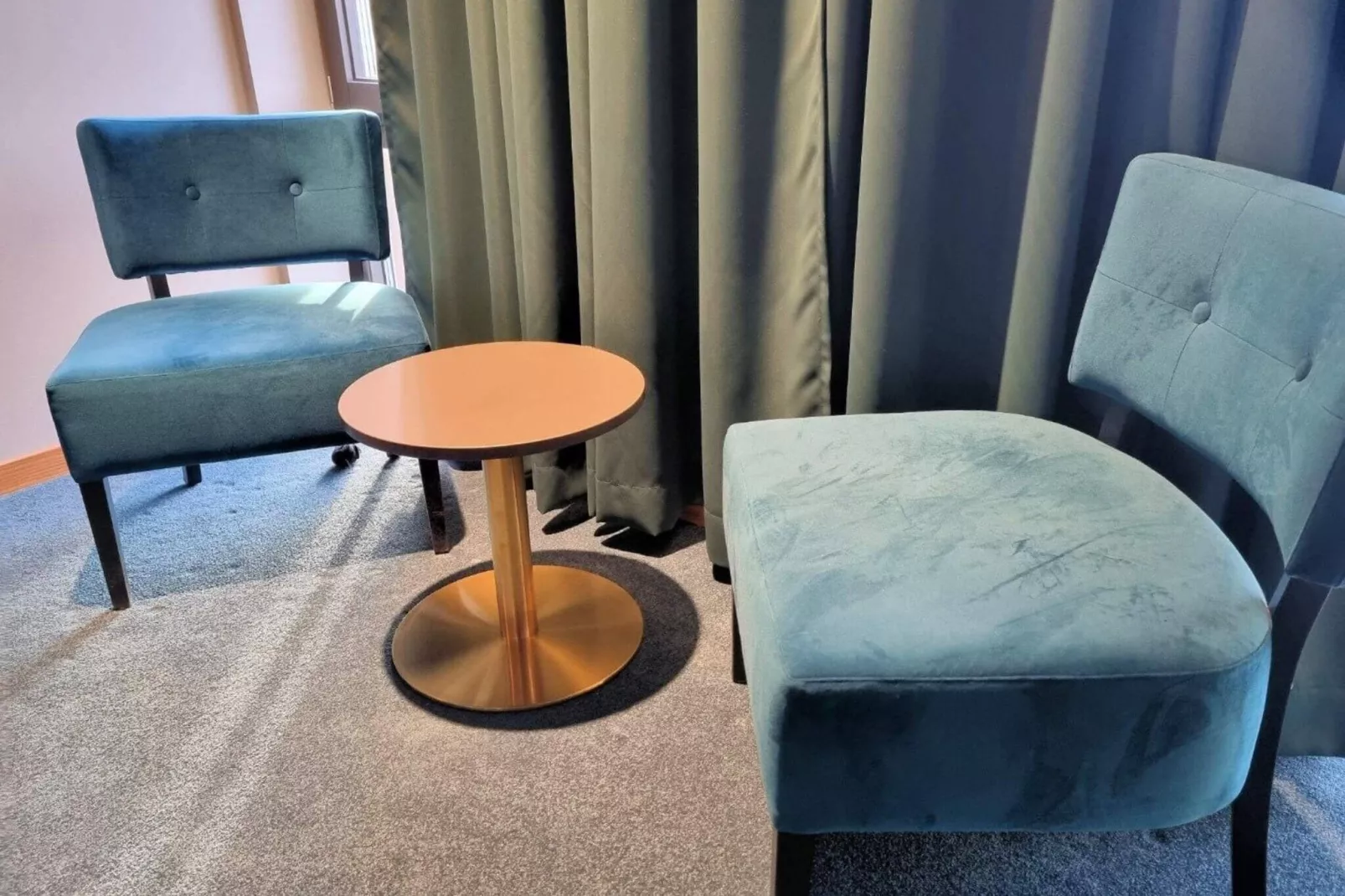 Mooie 4-sterrenhotelkamer met gratis ontbijt-Binnen