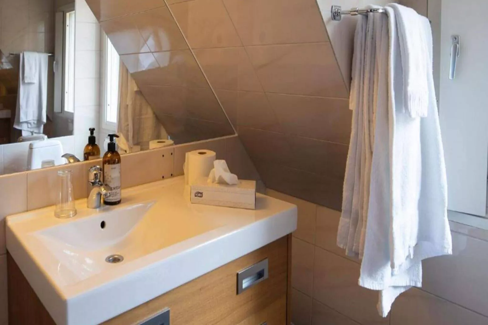 Mooie 4-sterrenhotelkamer met gratis ontbijt-Binnen