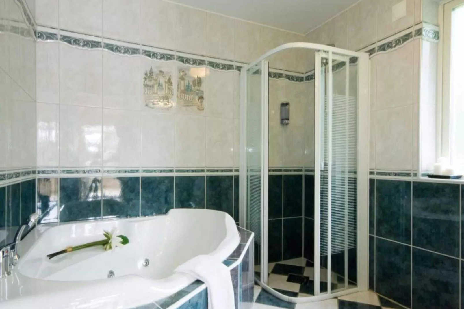 Mooie 4-sterrenhotelkamer met gratis ontbijt-Binnen