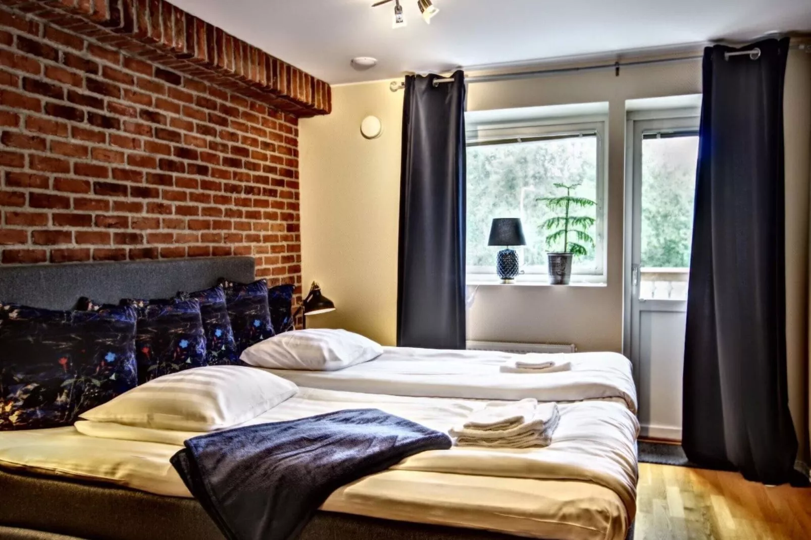 Mooie kamer met gratis ontbijt, bubbelbad-Binnen