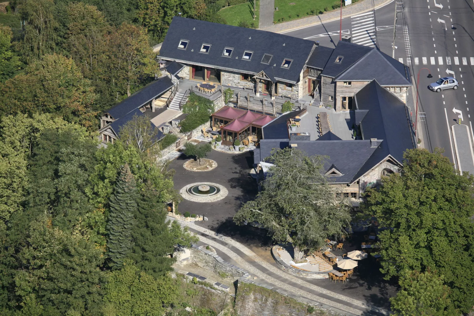 GÎTE CONTES DE SALME Lodge des Contes-Buitenkant zomer