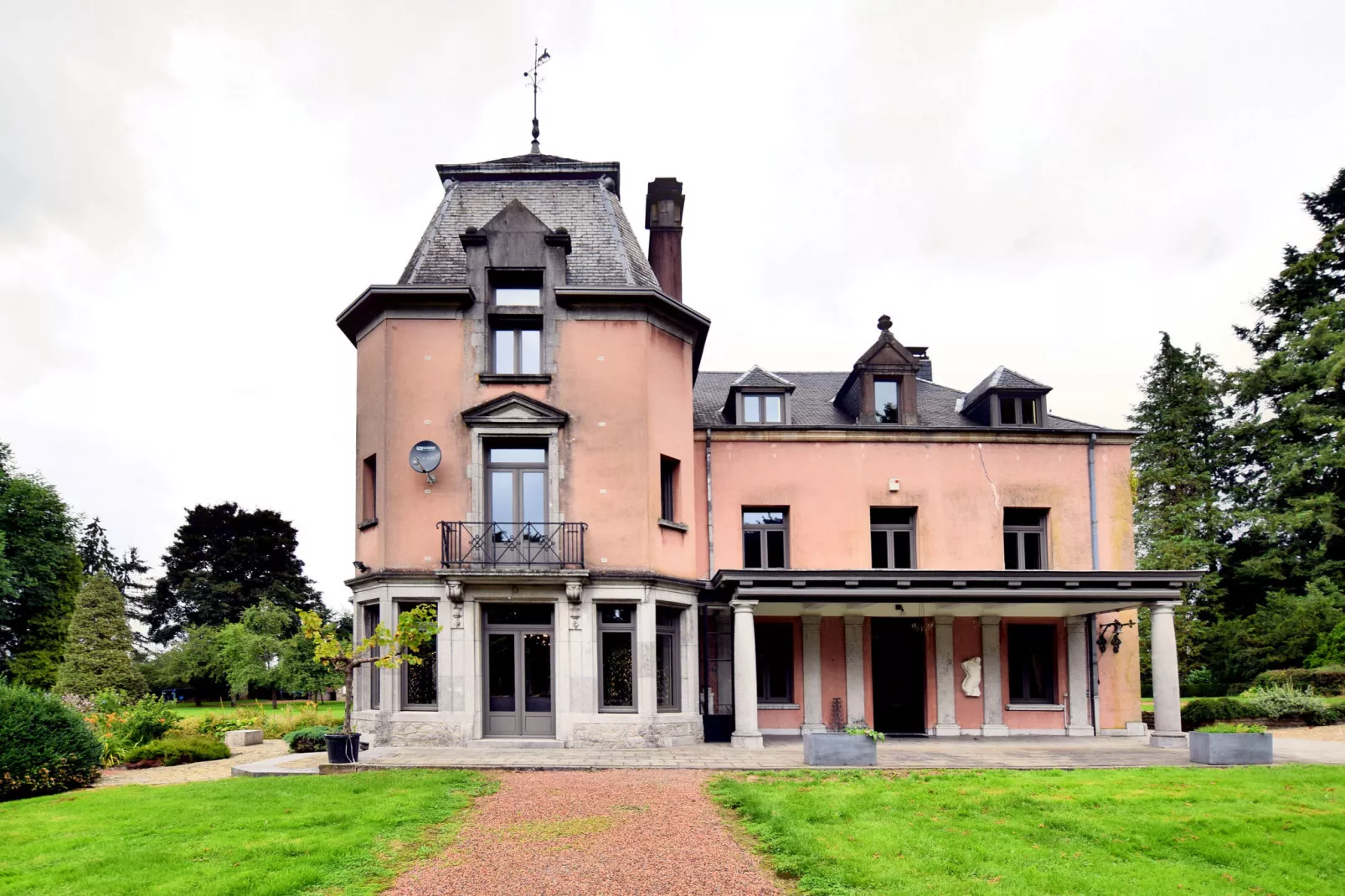 La Maison des Fleurs-Buitenkant zomer