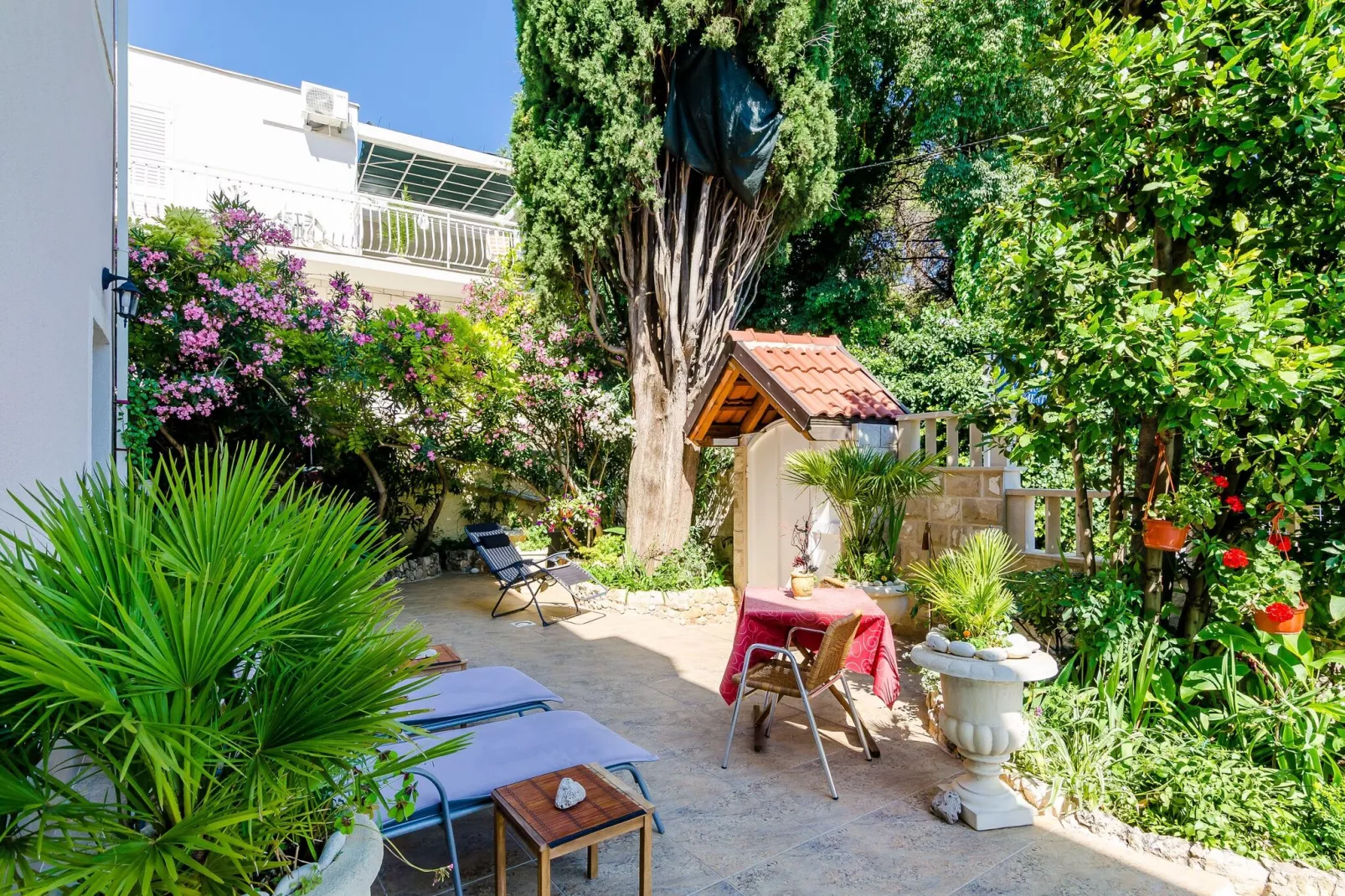 Apartments Villa Aura - Comfort Studio Apartment 8 with shared swimming pool-Buitenlucht