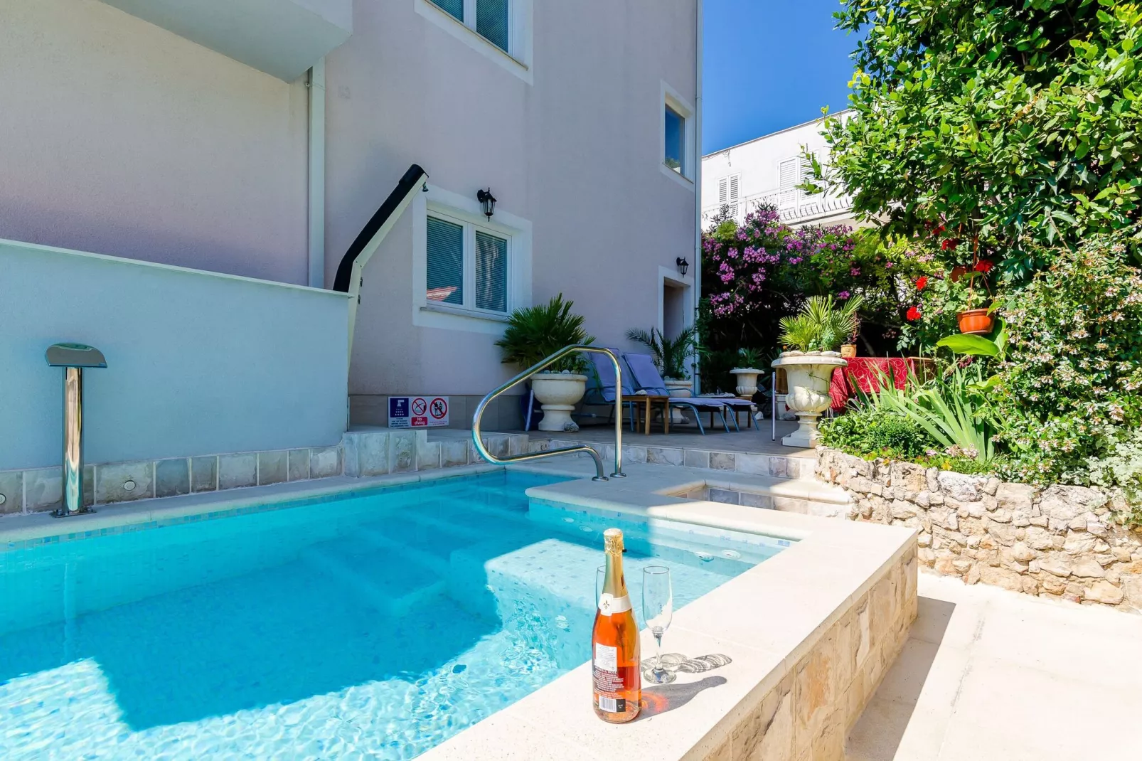 Apartments Villa Aura - Comfort Studio Apartment 8 with shared swimming pool-Buitenlucht