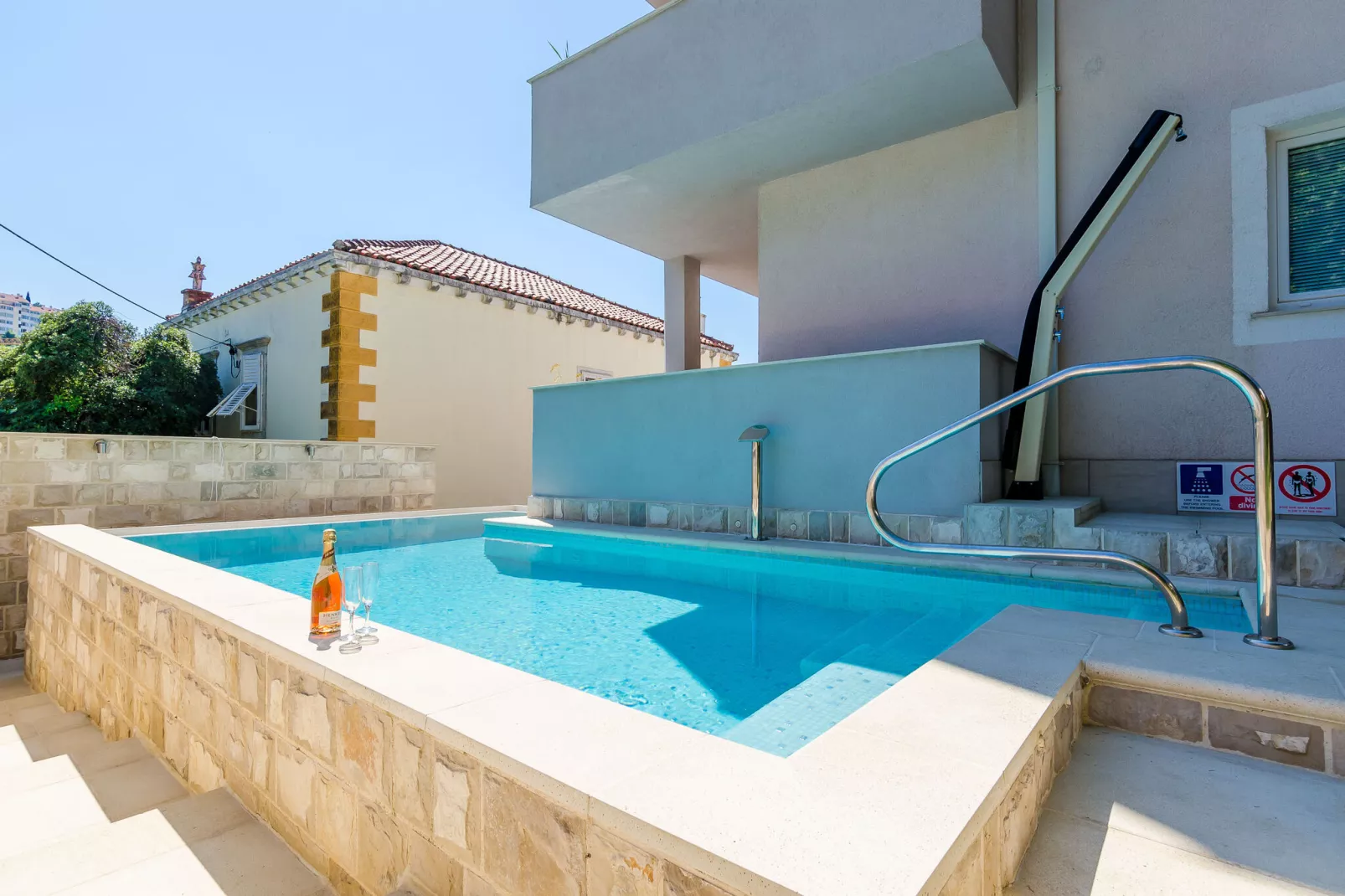 Apartments Villa Aura - Comfort Studio Apartment 8 with shared swimming pool-Zwembad