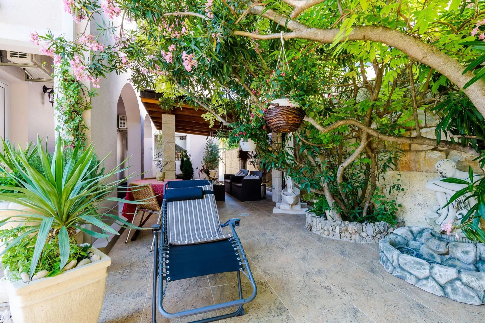 Apartments Villa Aura - Comfort Studio Apartment 8 with shared swimming pool-Terras