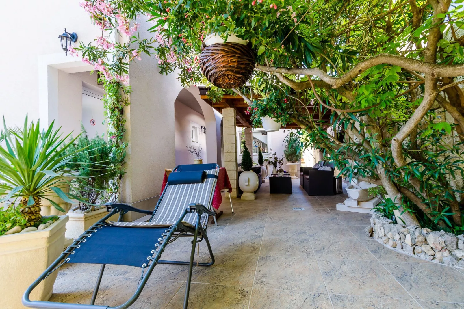Apartments Villa Aura - Comfort Studio Apartment 8 with shared swimming pool-Terras