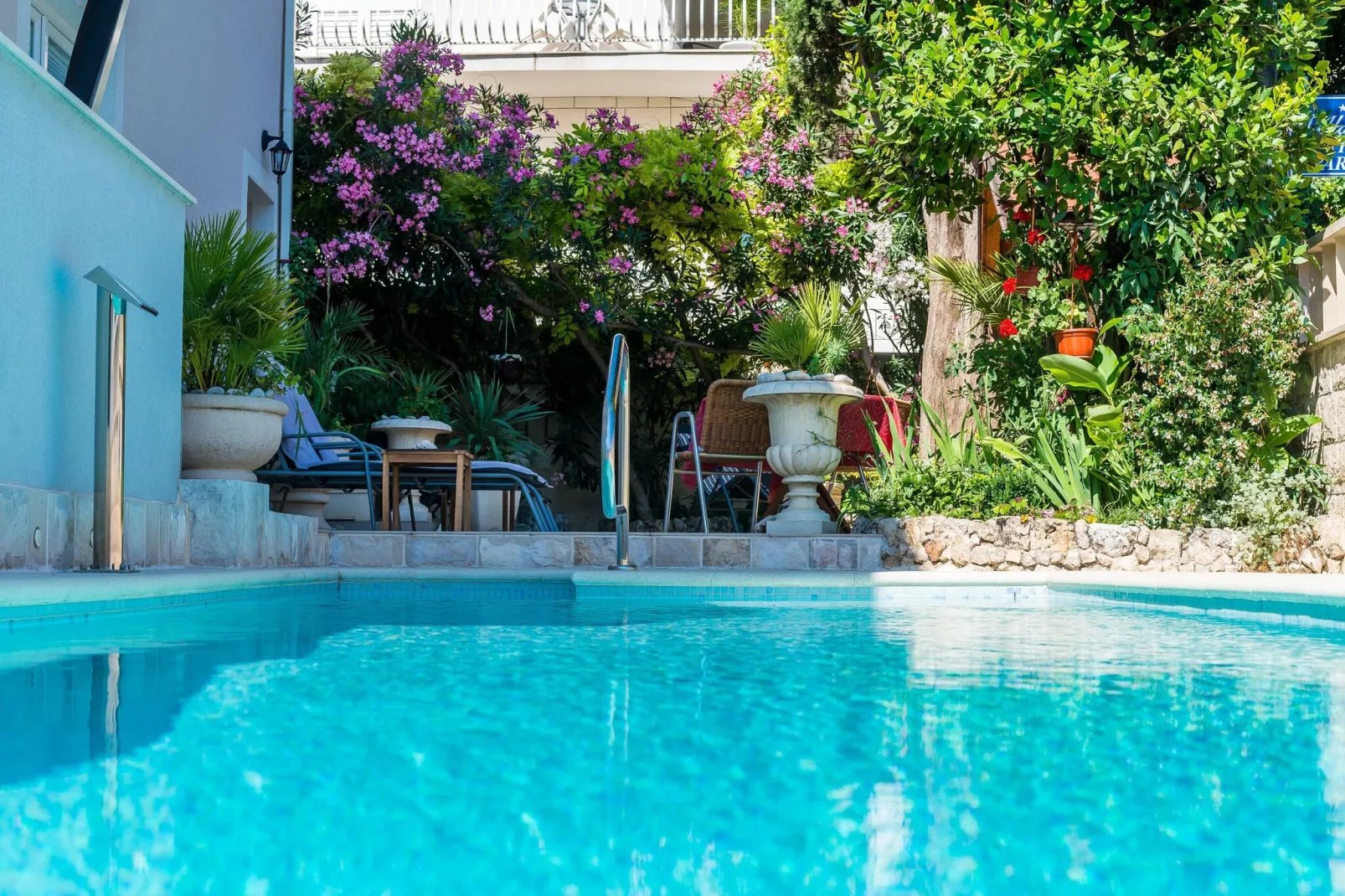 Apartments Villa Aura - Comfort Studio Apartment 8 with shared swimming pool-Zwembad
